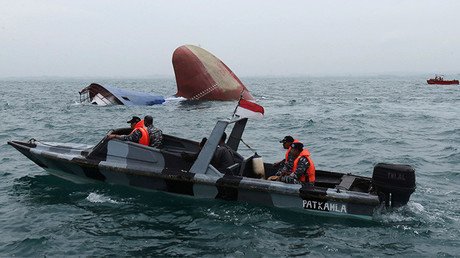 Un barco con más de cien personas se hunde cerca de Indonesia