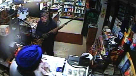 ¿Valiente o insensato?: Un vendedor evita un robo con un zapato