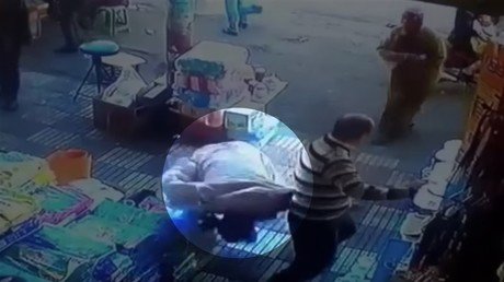 Un pervertido se lleva su merecido al tocar a una mujer en Marruecos