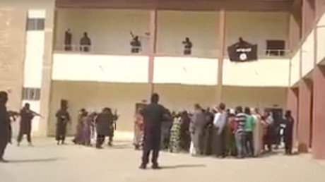 Esclavizadas por el EI entre los llantos de impotencia de sus familiares [Vídeo]