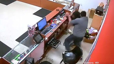 Quería robar una tienda de 'smartphones' pero no sabía con quién tendría que vérselas