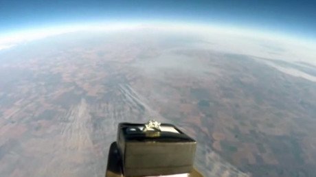 Envía su anillo de compromiso al espacio junto con una GoPro y esto es lo que grabó