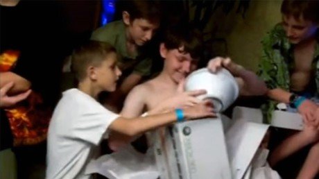 Esperó 8 años para 'vengarse' de su padre por haberle regalado una caja de Xbox 'vacía'