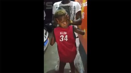 Un niño 'poseído' gira su cabeza como en 'El exorcista'