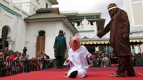 Ley coránica: castigan cruelmente a una joven vista "muy cerca" de un hombre (fotos)
