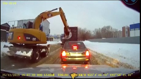 Si tienes una excavadora debes estar listo para 'darle una mano' al prójimo