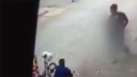 Video impactante: Un menor de edad asesina sin motivo a un sintecho a plena luz del día en Colombia