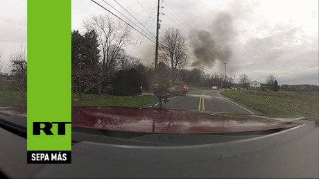 Bombero voluntario rescata de un auto en llamas a un hombre inconciente