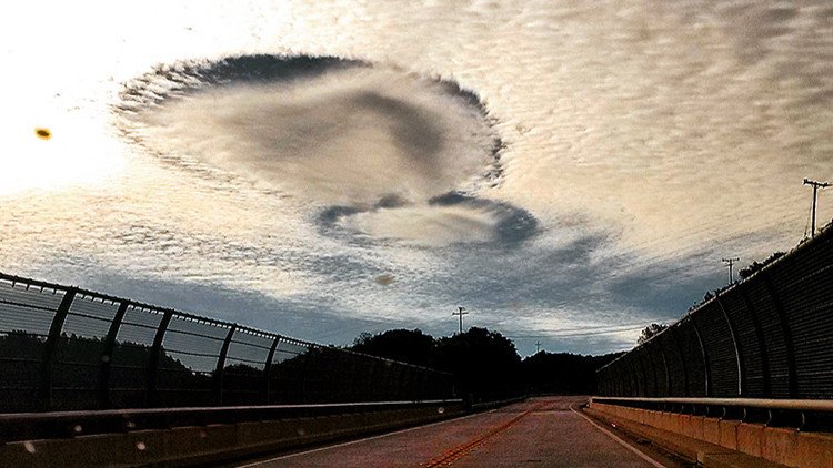 Extrañas nubes con agujeros cubren el cielo de Estados Unidos