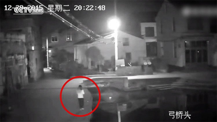 Caminar distraída con el celular le costó la vida a esta mujer