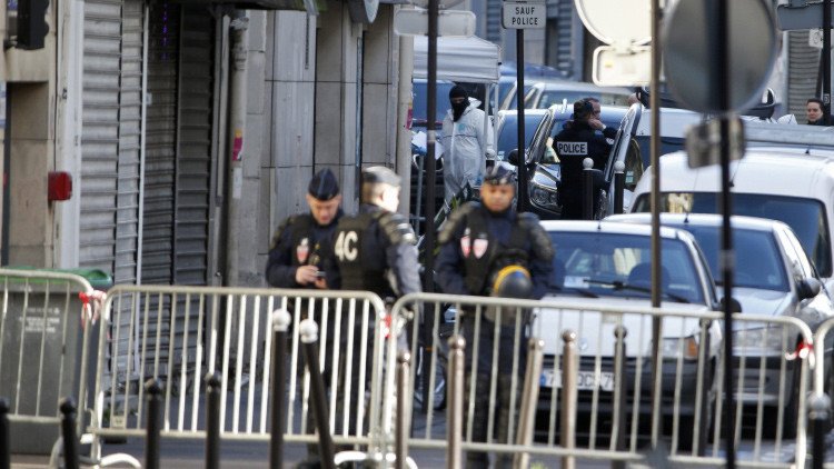 El terror vuelve a París: un robot busca explosivos en el cadáver del yihadista abatido (VIDEO 18+)