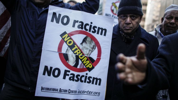 De escándalo en escándalo: Trump expulsa a una mujer musulmana de un acto de campaña (video)