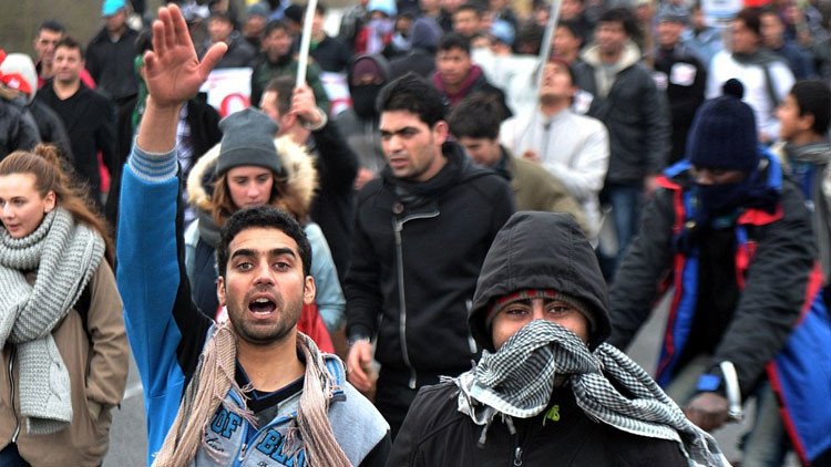 Refugiados furiosos asaltan un barco en el puerto de Calais (Video, fotos)