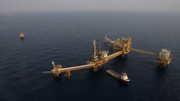 Evacuación masiva por un incendio en una plataforma petrolera en el golfo de México