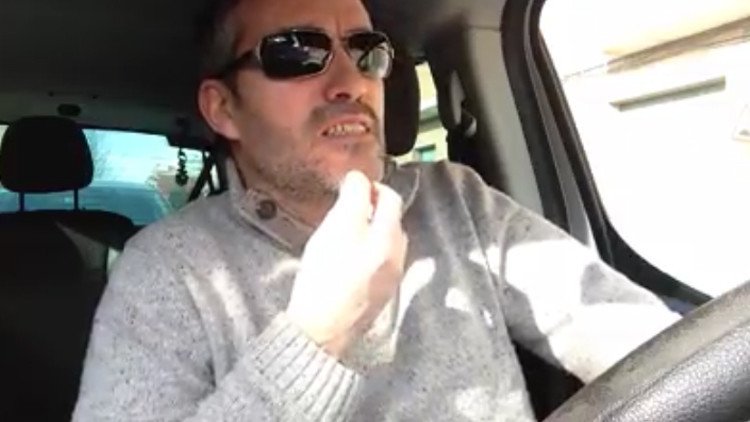 Video: Ingresa 10 euros en el Banco Santander y le cobran otros 10 euros de comisión 