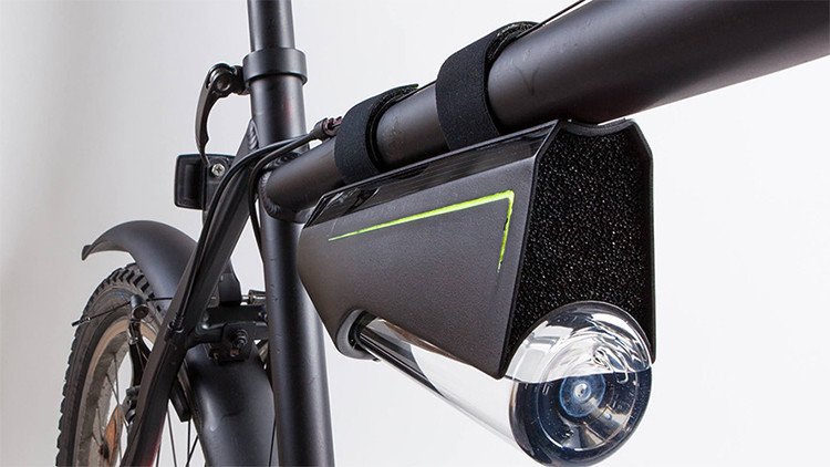 Video: Una botella autorrellenable convierte el aire en agua