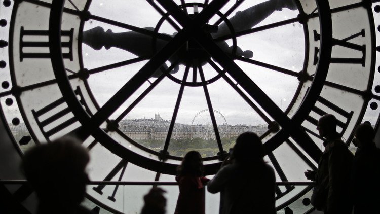 Científica explica por qué el tiempo fluye hacia adelante y no al revés