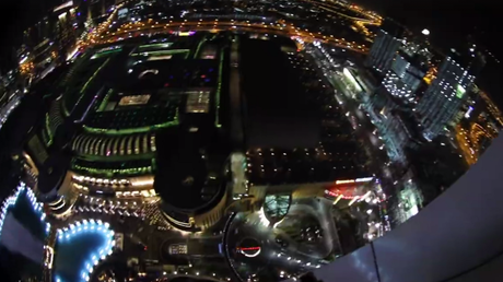 Se filmó mientras bajaba por fuera del hotel en llamas en Dubái del piso 48