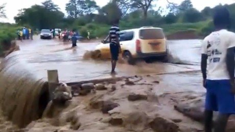 Creyó que podría cruzar el río al volante de su coche