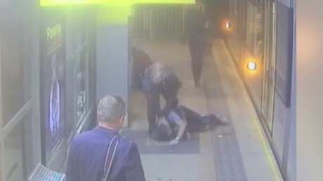 Superhéroe ocasional: Separa con una llave 'ninja' a dos contrincantes