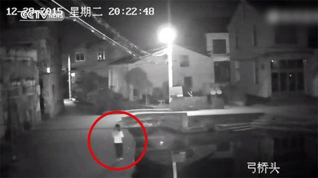 Caminar distraída con el celular le costó la vida a esta mujer