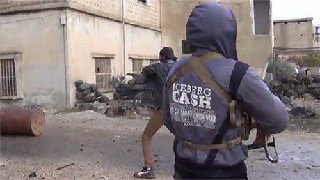 Fuertes imágenes: Un rebelde sirio es alcanzado por disparos en medio de un intenso tiroteo