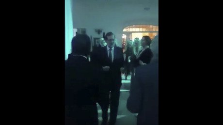 ‘Puede ser mi gran noche’: Rajoy muestra su lado artístico bailando a ritmo de Raphael
