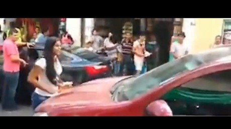 Ira descontrolada: una colombiana paraliza el tráfico intentando atacar a la amante de su marido