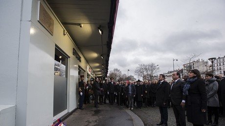 Errónea placa conmemorativa a ‘Charlie Hebdo’ desata indignación en redes sociales contra Hollande