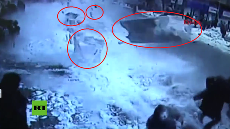 Alud de nieve cae desde una mezquita sepultando a varios peatones