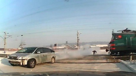 A un paso de la muerte: un hombre evita por poco ser atropellado por un tren 