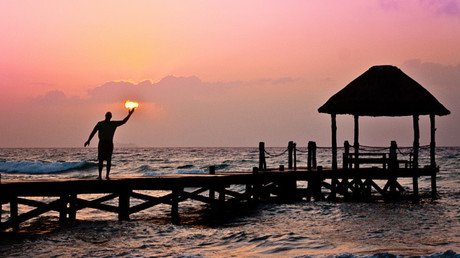 Una isla obtiene el 25% de sus ingresos de la venta de pasaportes