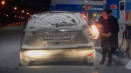 ¿¡Pero qué hace!?: una mujer incendia su propio coche en una gasolinera