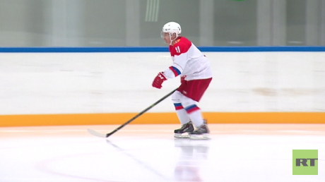 'Mens sana in corpore sano': Putin aprovecha sus vacaciones de Navidad jugando al hockey sobre hielo