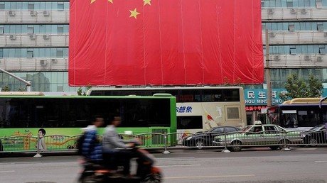 A lo Valentino Rossi: motociclista enojado patea a un peatón imprudente en China (Video)