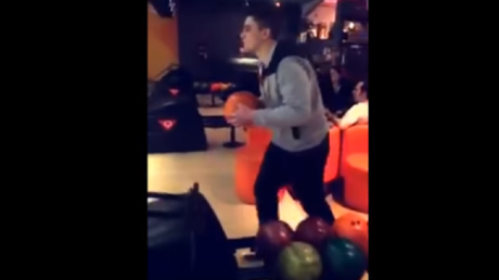 Esto es exactamente lo que nunca debes hacer al jugar a los bolos