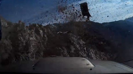 Se cae por un barranco en coche y su cámara lo filma