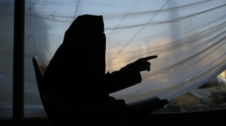 Una yihadista del EI tortura hasta la muerte a una joven siria que violó el código de vestimenta