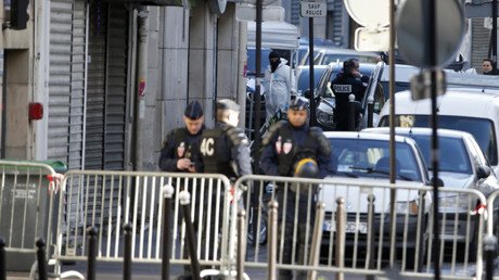 El terror vuelve a París: un robot busca explosivos en el cadáver del yihadista abatido (VIDEO 18+)