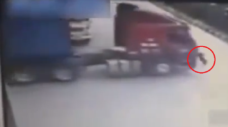 El hombre que 'se creyó Gokú' intenta detener con sus manos un camión descontrolado 