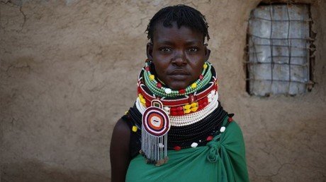 Imágenes que desataron una ola de odio: Una mujer se pinta la cara de negro para 'crear conciencia'