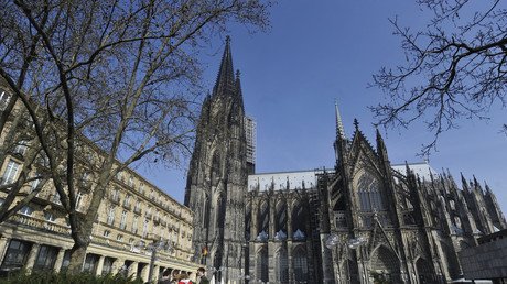 Artista suiza posa desnuda en Colonia en protesta por los asaltos sexuales (Video)