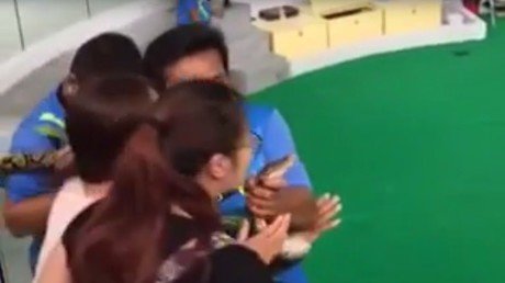 Un beso inolvidable: Una serpiente muerde a una turista que intentó besarla