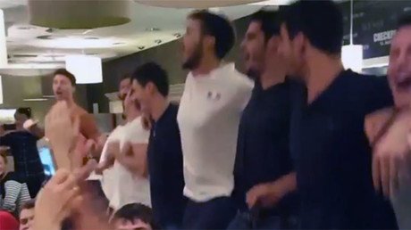 El equipo francés de voleibol canta Kalinka-Malinka después de su derrota frente a Rusia