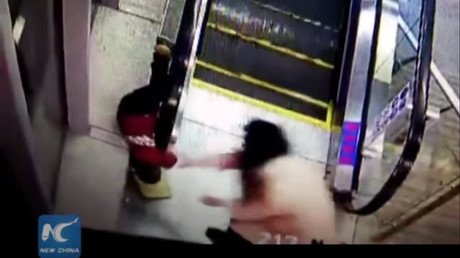 Nunca deje a un niño cerca de las escaleras eléctricas en China