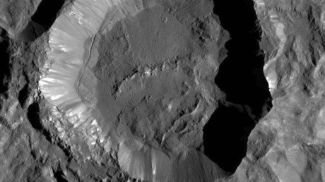 Hallan extrañas manchas blancas en el planeta enano Ceres