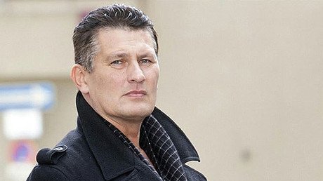 Un excampeón de kick boxing se enfrenta a cuatro agresores que querían violar a dos mujeres