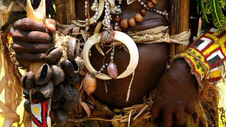 Vacaciones terroríficas: unos turistas escapan de una tribu caníbal del Pacífico