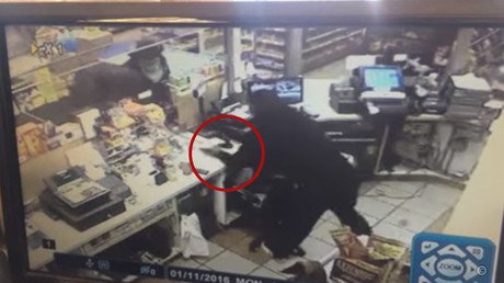 Fingía que ayudaba a los ladrones pero les disparó a quemarropa