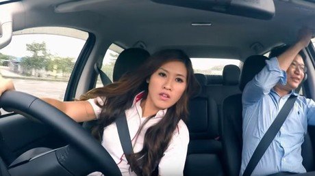 Una 'inexperta' vendedora de coches da una lección a los hombres 